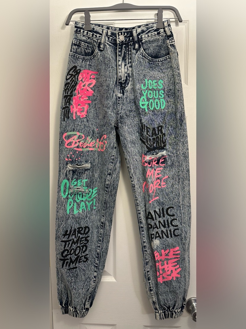 🩷💚 SHEIN Acid-Wash Boyfriend Jeans with Neon Pink & Mint Graffiti, Size XS/0
